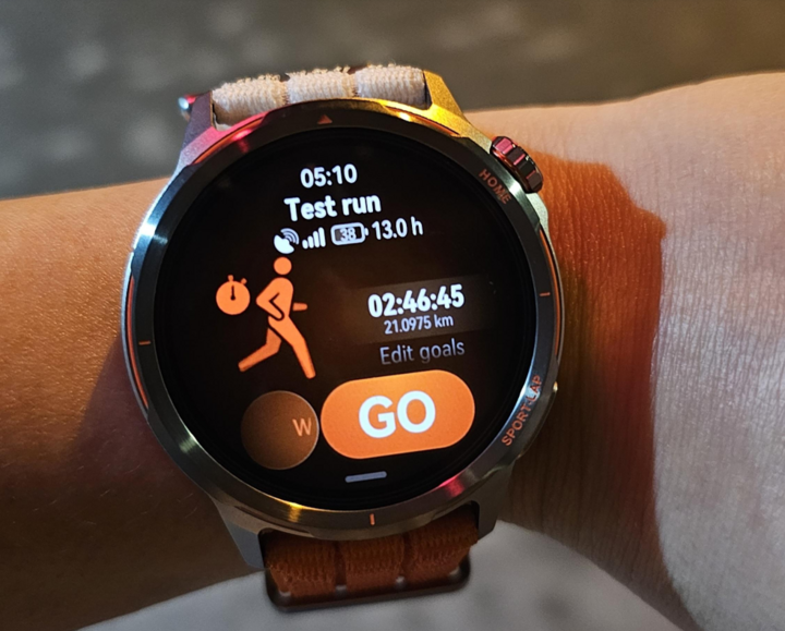 Bài thử thách chạy cự ly Half Marathon (21km) được cá nhân hoá cho người đeo theo lịch sử tập luyện trước đó. Trong hình, Runner 2 dự đoán người chạy mất 2h46p cho cung đường này.