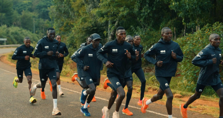 Team của huyền thoại Marathon Kipchoge (người đội mũ) góp phần vào các bài tập tính năng marathon trên GT Runner 2.