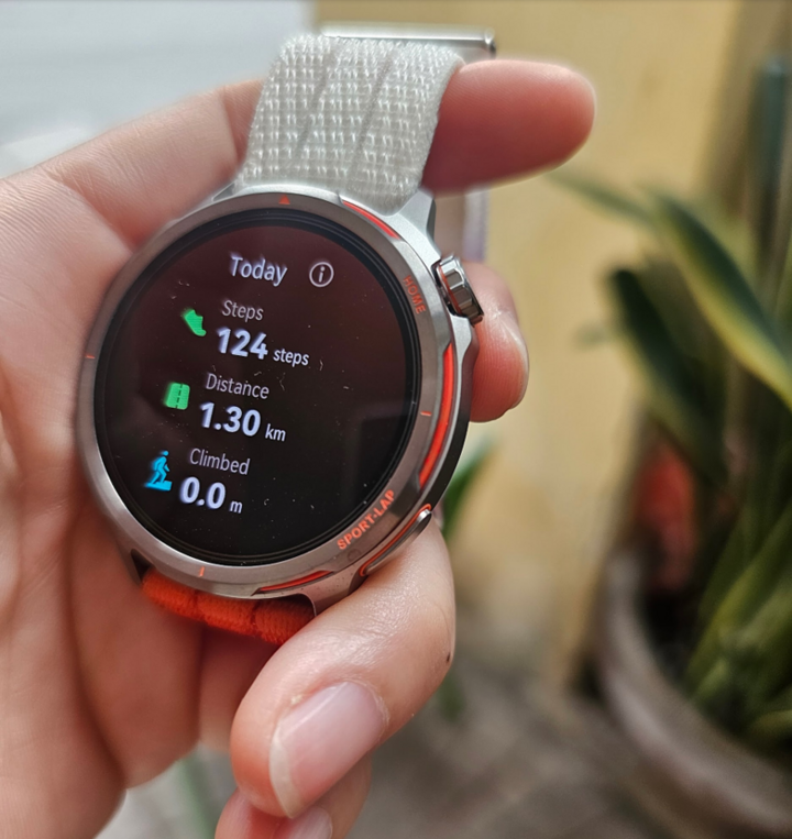 Người dùng có thể xem lại báo cáo luyện tập ngay trên mặt đồng hồ với trải nghiệm vuốt mượt mà và thoải mái.