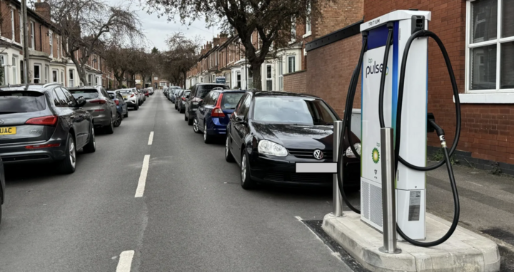 Một trạm sạc trên đường phố ở Anh.