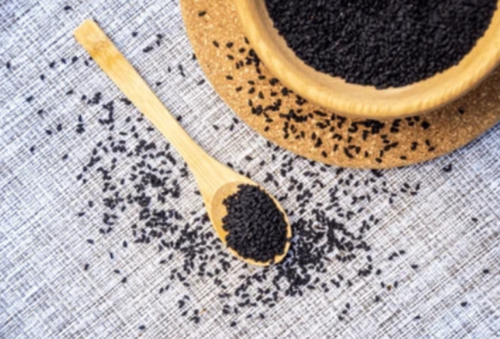 Hạt mè đen tuy nhỏ bé nhưng chứa những lợi ích cho sức khỏe (Ảnh: Shutterstock)