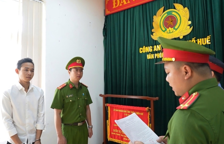 Cán bộ Cơ quan CSĐT Công an TP Huế đang thi hành quyết định khởi tố và lệnh bắt tạm giam với Nguyễn Kim Tuấn.