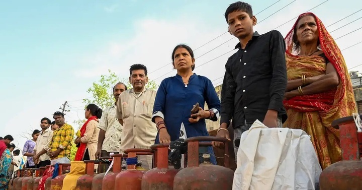 Cảnh xếp hàng chờ đổ xăng, mua nhiên liệu trở nên phổ biến trên toàn thế giới. (Ảnh: Hindustan Times)