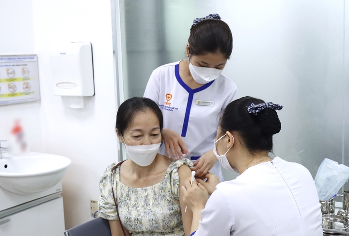 Người dân tiêm chủng tại cơ sở y tế tư nhân. (Ảnh: Phong Lan)