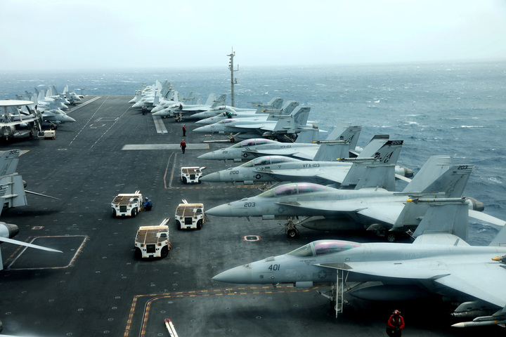 Các tiêm kích F/A-18F trên boong tàu sân bay USS Abraham Lincoln tại vịnh Oman, gần eo biển Hormuz, ngày 15/7/2019. (Ảnh: REUTERS/Ahmed Jadallah)