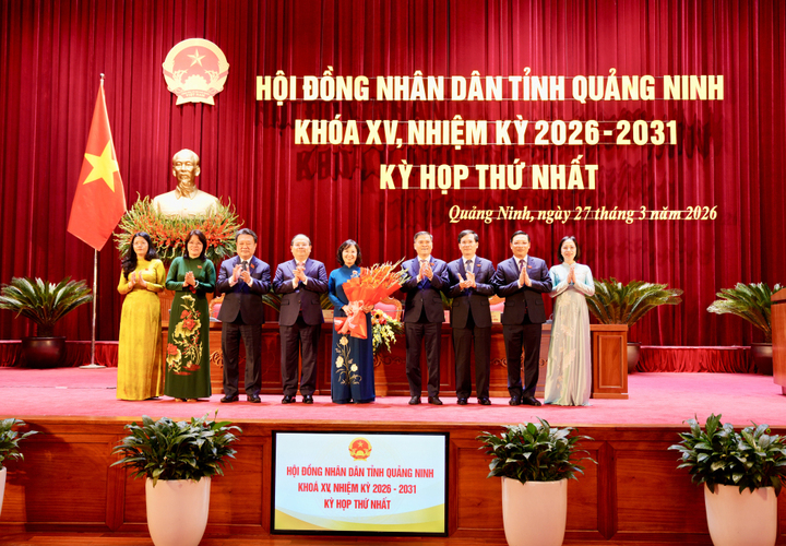 Thường trực Tỉnh ủy Quảng Ninh tặng hoa chúc mừng bà Trịnh Thị Minh Thanh được tín nhiệm bầu làm Chủ tịch HĐND tỉnh khóa XV.