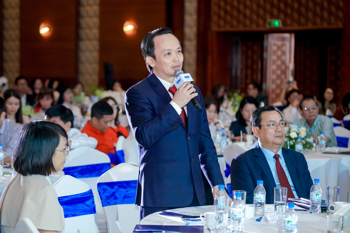 Ông Trịnh Văn Quyết xuất hiện tại hội thảo, được giới thiệu là Chủ tịch Tập đoàn FLC.