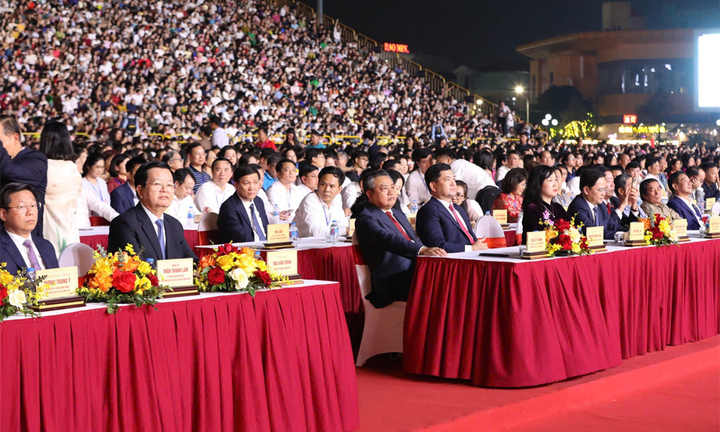 Lãnh đạo Trung ương và lãnh đạo tỉnh Bắc Ninh cùng đông đảo người dân dự buổi lễ.