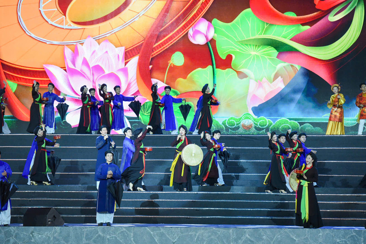 Các tiết mục văn nghệ trong chương trình khai mạc Festival 'Về miền di sản 2026'.