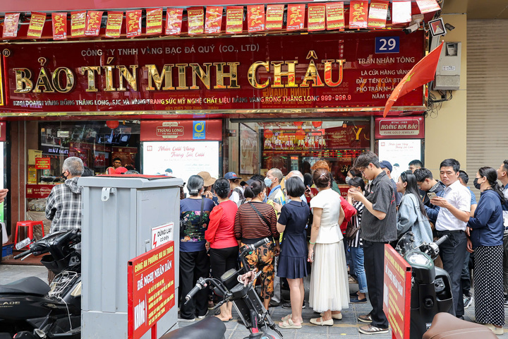 Mua bán vàng bằng giấy hẹn đang được nhiều cửa hàng áp dụng. (Ảnh: Minh Đức).