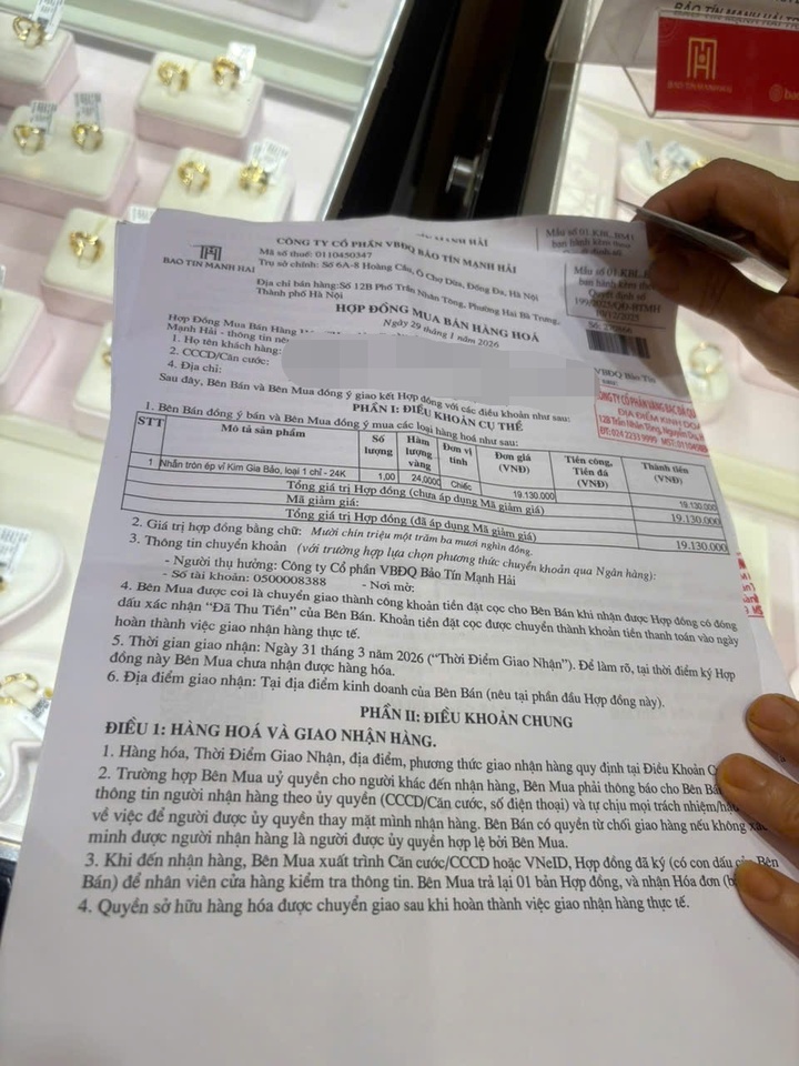 Một hợp đồng giao dịch vàng bằng giấy hẹn. (Ảnh: Châu Anh).