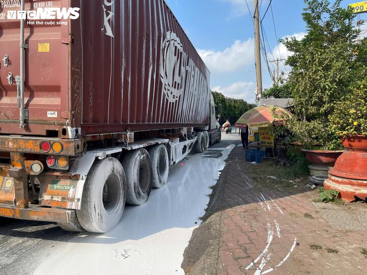 Sơn nước nhuộm trắng mặt đường qua khu vực.