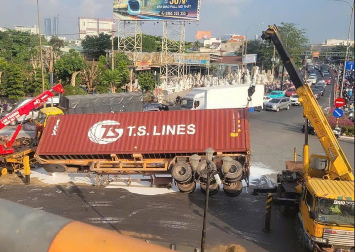 Hiện trường vụ lật xe container.