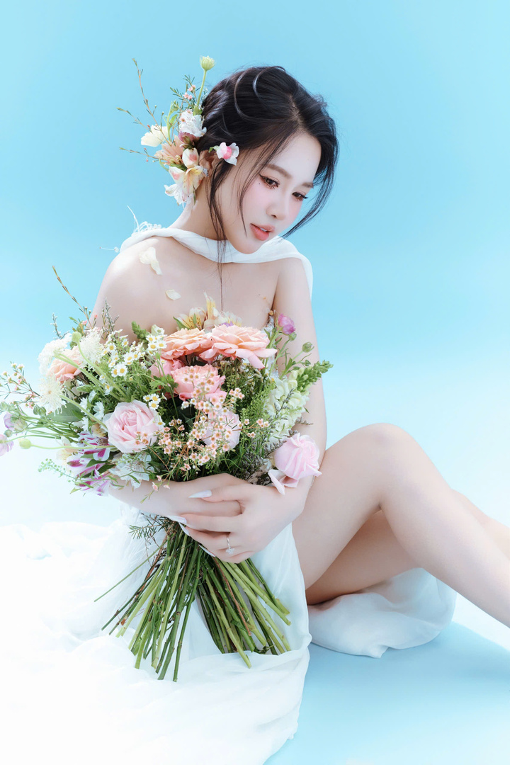 Chia sẻ về bí quyết giữ gìn nhan sắc trẻ trung, làn dan không tì vết, người đẹp cho biết cô không quá phụ thuộc vào các phương pháp làm đẹp phức tạp, mà chú trọng xây dựng thói quen sinh hoạt khoa học.