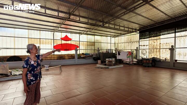 Nhà bà Đương phải quây kín để tránh lớp bụi mịn.