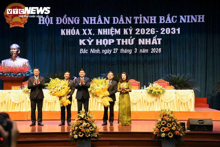 Thường trực Tỉnh ủy Bắc Ninh tặng hoa chúc mừng ông Nguyễn Việt Oanh và ông Phạm Hoàng Sơn tái đắc cử Chủ tịch HĐND và Chủ tịch UBND tỉnh Bắc Ninh.