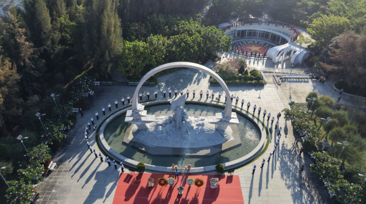 Sáng 28/3, tại Khu tưởng niệm Chiến sĩ Gạc Ma (Khánh Hòa), Lễ thượng cờ Giải Vô địch Quốc gia Marathon - Báo Tiền Phong lần thứ 67, năm 2026 và Lễ tưởng niệm các Anh hùng liệt sĩ Gạc Ma đã diễn ra trong bầu không khí trang nghiêm, hào hùng. Với những đại diện chủ nhà, khoảnh khắc này còn chứa đựng một cảm xúc đặc biệt: Niềm tự hào và sự tri ân sâu sắc với lịch sử.