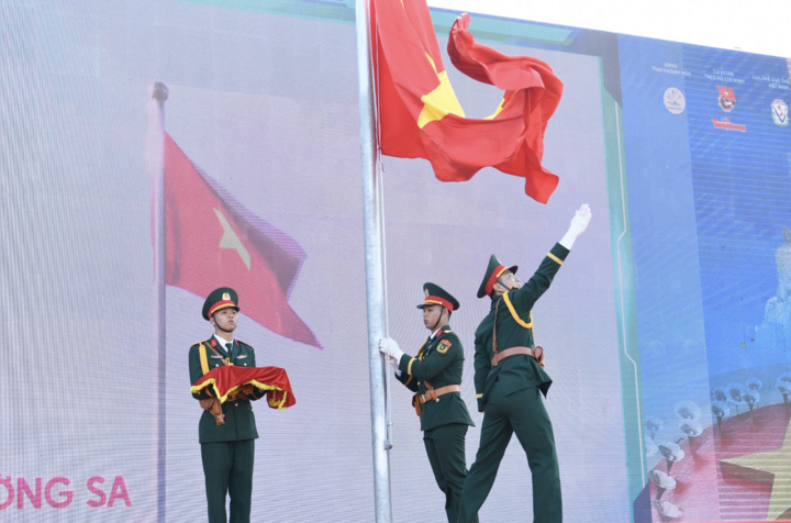 Lễ tưởng niệm, dâng hương, dâng hoa trước tượng đài Những người nằm lại phía chân trời không chỉ để nhắc lại một sự kiện lịch sử, mà còn để nối dài sợi dây ký ức, để cùng nhau thắp lên ký ức ấy bằng lòng biết ơn, bằng sự thành kính, và bằng niềm tự hào về những người con đất Việt đã hóa thân vào biển trời để Tổ quốc mãi bình yên.