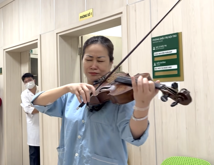 Chị say sưa chơi đàn viola bản nhạc nổi tiếng "Secret Garden".