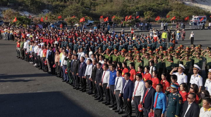 Lễ thượng cờ Giải Vô địch Quốc gia Marathon - Báo Tiền Phong lần thứ 67, năm 2026 và Lễ tưởng niệm Chiến sĩ Gạc Ma có sự tham dự của đại diện lãnh đạo các ban, bộ, ngành, cơ quan Trung ương và tỉnh Khánh Hòa, ban tổ chức giải, cùng đông đảo huấn luyện viên, vận động viên và người dân.