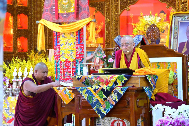 Tôn sư Thamthog Rinpoche chia sẻ Phật pháp tại Tu viện Namgyal, Dharamsala, Ấn Độ