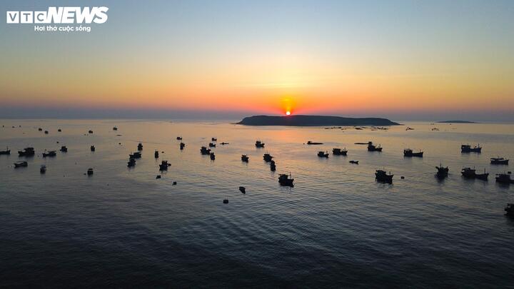 Khi mặt trời bắt đầu nhô lên khỏi mặt biển, những chiếc thuyền về nằm san sát dọc bờ, người giặt lưới, người dọn lại ngư cụ cho chuyến biển tiếp theo.