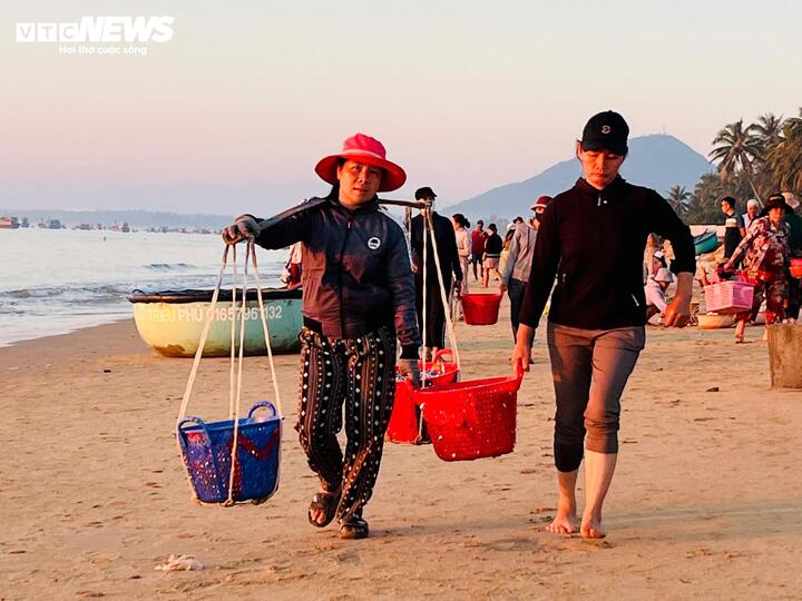 Bà Nguyễn Thị Thục (61 tuổi), người có gần 30 năm gắn bó với nghề gánh cá thuê, cho biết đây gần như là công việc duy nhất của nhiều phụ nữ lớn tuổi tại địa phương.