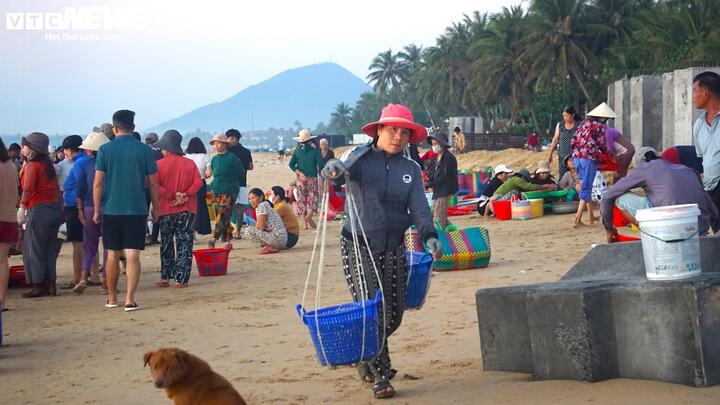 “Mỗi gánh cá được trả 10.000 đồng. Có ngày gánh được 10–20 gánh thì cũng kiếm được vài trăm nghìn, nhưng có hôm chỉ được vài chục nghìn, thậm chí không có việc vì thời tiết xấu”, bà Thục nói.