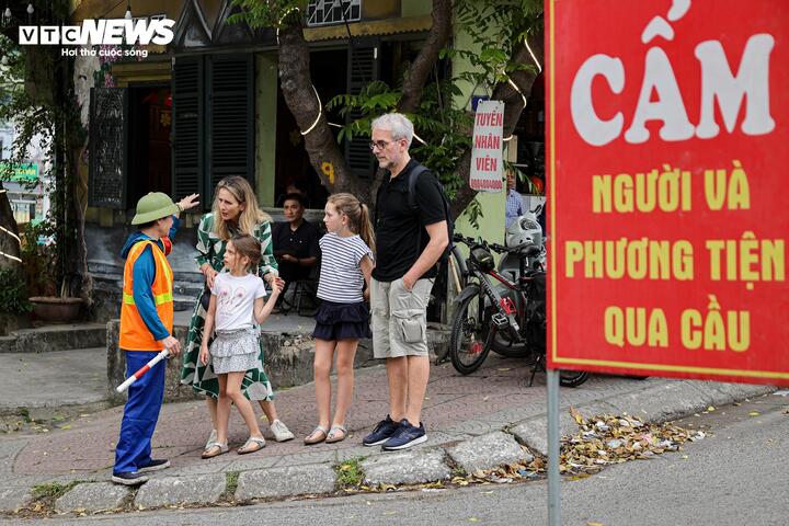 Lực lượng chức năng được bố trí tại các lối dẫn lên cầu Long Biên để phân luồng, hướng dẫn người dân di chuyển theo phương án đã được phê duyệt. Theo đó, xe máy và các phương tiện thô sơ có nhu cầu qua sông sẽ di chuyển theo hướng cầu Long Biên 1, Long Biên 2, đi dọc tuyến Long Biên – Xuân Quan và rẽ lên cầu Chương Dương.