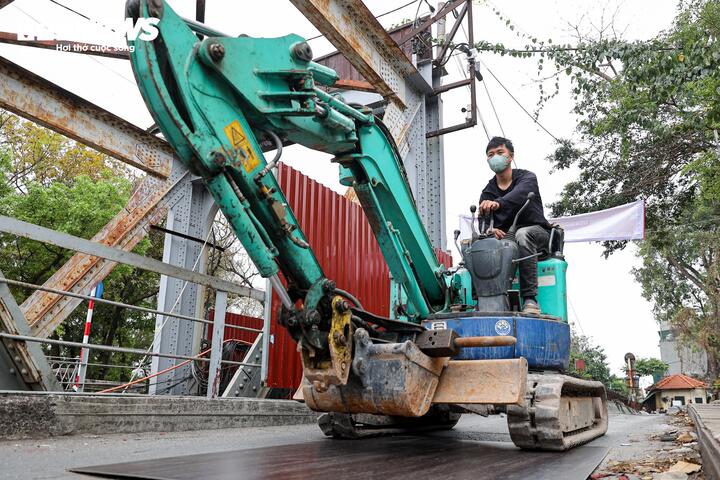 Ngay sau khi tạm dừng việc lưu thông qua cầu Long Biên, các phương tiện, máy móc phục vụ bảo trì và sửa chữa cầu được đưa tới.