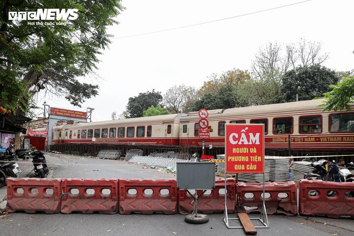 Các dải phân cách cứng đã được lắp đặt tại lối lên cầu Long Biên, theo hướng từ Bồ Đề về quận Hoàn Kiếm.