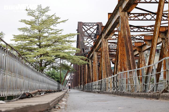 Đối với xe máy và xe thô sơ có nhu cầu qua sông theo hướng cầu Long Biên, các phương tiện từ khu vực Yên Phụ, Hàng Đậu sẽ di chuyển theo tuyến Trần Nhật Duật, lên vòng xuyến đầu cầu Chương Dương để qua cầu. Các phương tiện xuất phát từ Trần Quang Khải, Đê 401 sẽ đi theo các tuyến tương ứng, tiếp cận vòng xuyến đầu cầu Chương Dương trước khi qua cầu.