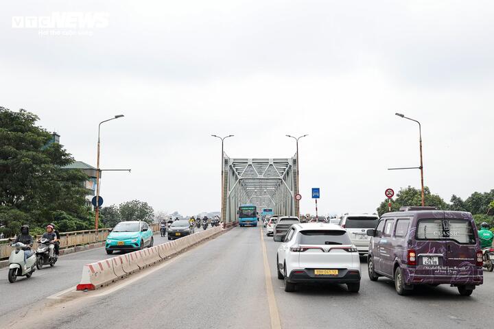 Việc tạm dừng lưu thông qua cầu Long Biên khiến các phương tiện chuyển hướng sang cầu Chương Dương. Tuy nhiên, do thời điểm triển khai là ngày cuối tuần và ngoài giờ cao điểm nên chưa ghi nhận tình trạng ùn tắc giao thông.