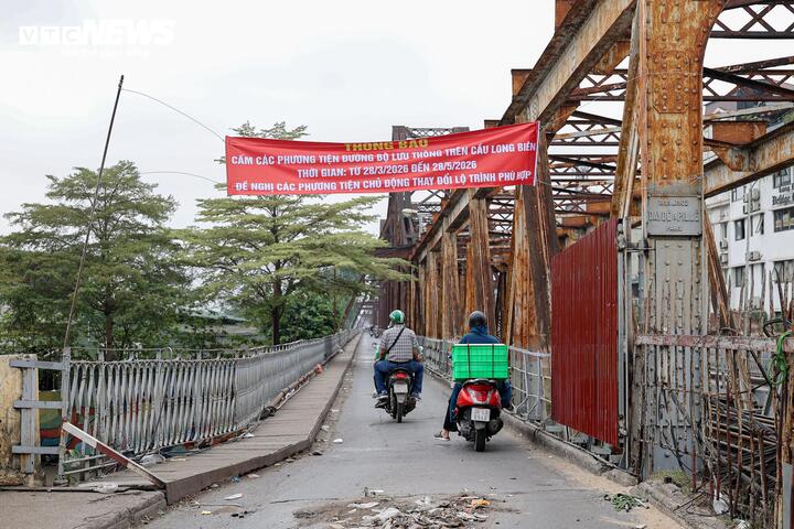 Để phục vụ công tác sửa chữa cầu Long Biên, Hà Nội cấm xe máy và người đi bộ lưu thông trên các tuyến đường dành riêng cho từng loại hình trên cầu này từ 9h ngày 28/3 đến hết ngày 27/5.