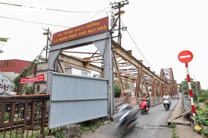 Sở Xây dựng Hà Nội cho biết, sẽ điều chỉnh việc tổ chức giao thông tạm thời nhằm phục vụ thi công sửa chữa đột xuất các hạng mục đường bộ hai bên cầu Long Biên, bao gồm lối đi bộ, làn xe máy và phương tiện thô sơ. Việc sửa chữa nhằm mục tiêu bảo đảm an toàn cho tuyến đường sắt Hà Nội – Đồng Đăng đi qua khu vực này.