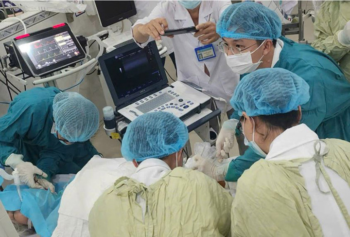 Các bác sĩ thực hiện cấp cứu bệnh nhân ngừng tim. (Ảnh: BVCC)