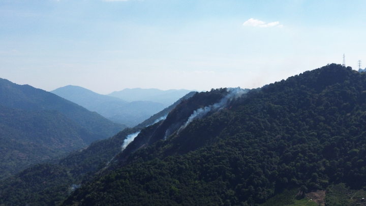 Đám cháy khiến cột khói bốc lên cao thu hút sự chú ý của nhiều người trên đèo Bảo Lộc.