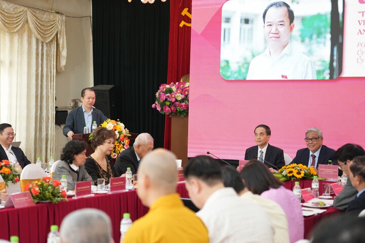 Phó Giáo sư, Tiến sĩ Bùi Hoài Sơn phát biểu tại hội thảo.