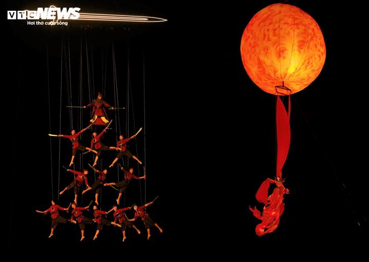 Các tiết mục được dàn dựng quy mô khi kết hợp ngôn ngữ múa đương đại và hiệu ứng thị giác 3D Mapping, biến toàn bộ không gian quảng trường thành một đại dương xanh thẳm rồi lại phút chốc trở thành rừng già đại ngàn kỳ vĩ.