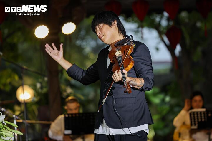 Trong Chương I với chủ đề “Những khúc nhạc lãng mạn về Hà Nội”, nghệ sĩ violin Anh Tú trình diễn mashup “Em ơi Hà Nội phố” và “Hà Nội mùa vắng những cơn mưa” với phong cách giàu cảm xúc, tạo sự đồng cảm sâu sắc nơi khán giả.