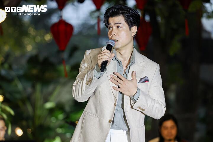 Tiếp nối mạch cảm xúc, ca sĩ Đinh Mạnh Ninh trình bày hai ca khúc “Nhớ mùa thu Hà Nội” và “Nồng nàn Hà Nội”. Với kỹ thuật thanh nhạc vững vàng, phần thể hiện góp phần khắc họa vẻ đẹp thanh bình, sâu lắng của Thủ đô qua những giai điệu quen thuộc cùng năm tháng.