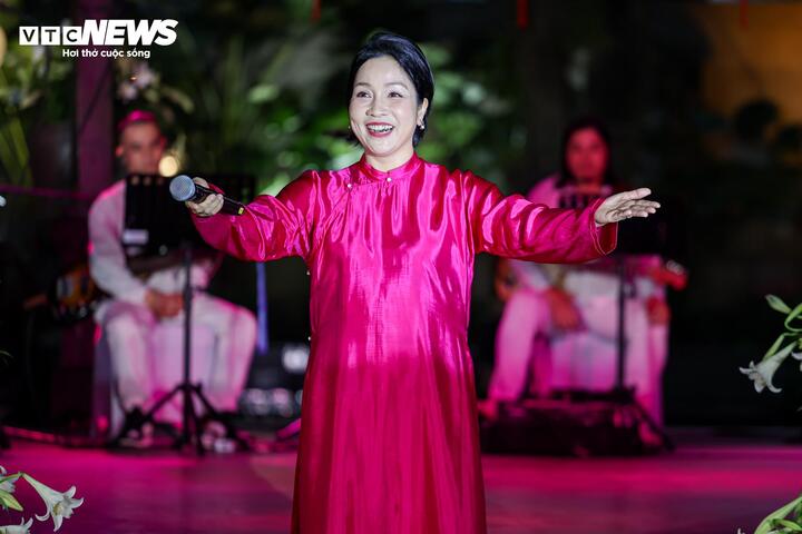 Tâm điểm đêm nhạc là phần trình diễn của Diva Mỹ Linh với hai ca khúc “Nhớ về Hà Nội” và “Hương Ngọc Lan”, tạo nên sự cộng hưởng cảm xúc mạnh mẽ, thu hút hàng nghìn khán giả tại phố đi bộ Hồ Hoàn Kiếm.