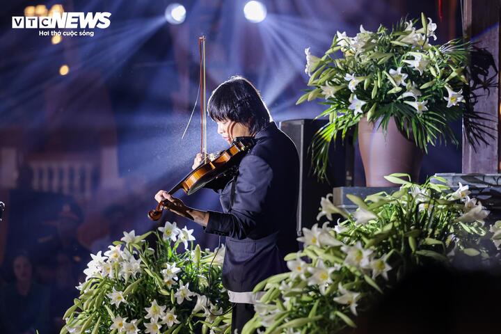 Bước sang Chương II với chủ đề “Những khúc nhạc tình yêu Việt Nam”, nghệ sĩ violin Anh Tú tiếp tục làm mới không gian âm nhạc qua các bản hit “Cho em gần anh thêm chút nữa” và “Tái sinh”, ghi dấu ấn với kỹ thuật xử lý nhạc cụ điêu luyện.