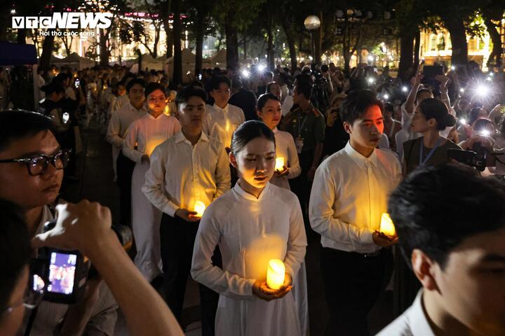 Điểm nhấn của chương trình là phần kết khi toàn bộ không gian Nhà Bát Giác đồng loạt tắt đèn hưởng ứng Giờ Trái Đất, tạo nên khoảnh khắc giàu ý nghĩa.
