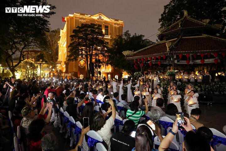 Ánh sáng từ hàng nghìn điện thoại hòa cùng giai điệu “Heal the World” và “Nối vòng tay lớn”, tạo nên sự kết nối cảm xúc giữa nghệ sĩ và khán giả. Đêm nhạc khép lại, nhưng dư âm về một Hà Nội bình yên vẫn đọng lại, để lại ấn tượng sâu sắc trong lòng người dân và du khách.