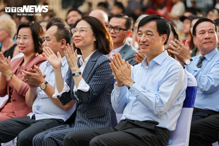 Tham dự chương trình có Ủy viên Bộ Chính trị, Bí thư Thành ủy Hà Nội Nguyễn Duy Ngọc. Cùng dự còn có các Ủy viên Ban Thường vụ Thành ủy: Chủ tịch Ủy ban MTTQ Việt Nam TP Hà Nội Bùi Huyền Mai; Trung tướng, Giám đốc Công an TP Hà Nội Nguyễn Thanh Tùng; Phó Chủ tịch UBND TP Hà Nội Vũ Thu Hà.