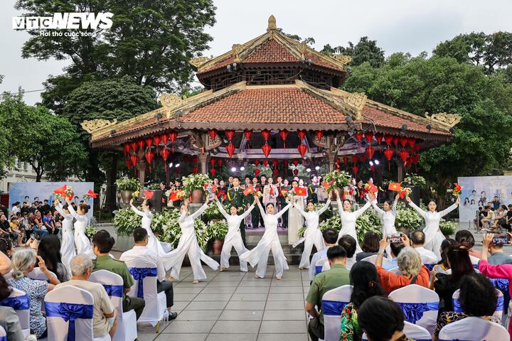 Live concert “Hà Nội bình yên” do Sở Văn hóa và Thể thao phối hợp với Công an thành phố tổ chức, dưới sự chỉ đạo của UBND TP Hà Nội. Chương trình không chỉ là điểm hẹn nghệ thuật giàu cảm xúc mà còn góp phần tôn vinh hình ảnh Hà Nội – trái tim của cả nước, nơi hội tụ và lan tỏa các giá trị văn hóa, tinh thần dân tộc.