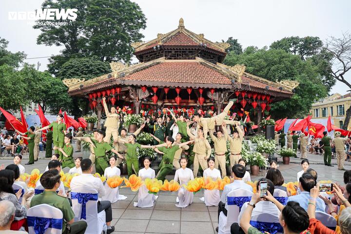 Mở màn live concert “Hà Nội bình yên” là mashup “Tiến về Hà Nội” và “Công an Thủ đô vì bình yên cuộc sống” do sinh viên Trường Cao đẳng Nghệ thuật Hà Nội phối hợp với Đoàn Thanh niên Công an Nhân dân TP biểu diễn. Tiết mục tái hiện không khí hào hùng, đồng thời tôn vinh vai trò của lực lượng vũ trang trong gìn giữ an ninh, trật tự trên mảnh đất ngàn năm văn hiến.