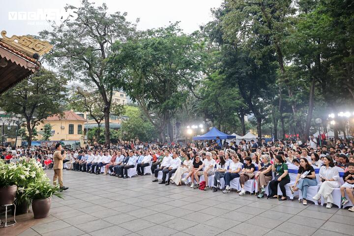 Chương trình mở cửa tự do, thu hút đông đảo người dân Hà Nội và du khách quốc tế tham dự.