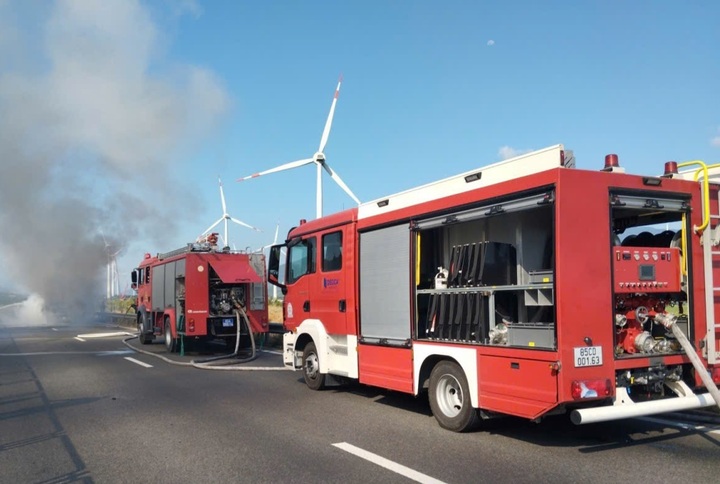 Nhiều xe cứu hỏa chuyên dụng được điều đến hiện trường.